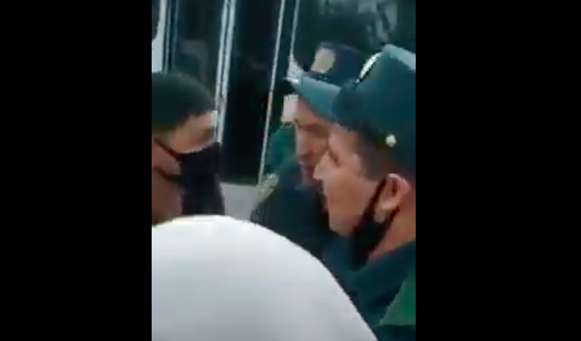 В Ташобласти сотрудник ОВД пытался затолкать мужчину в автомобиль