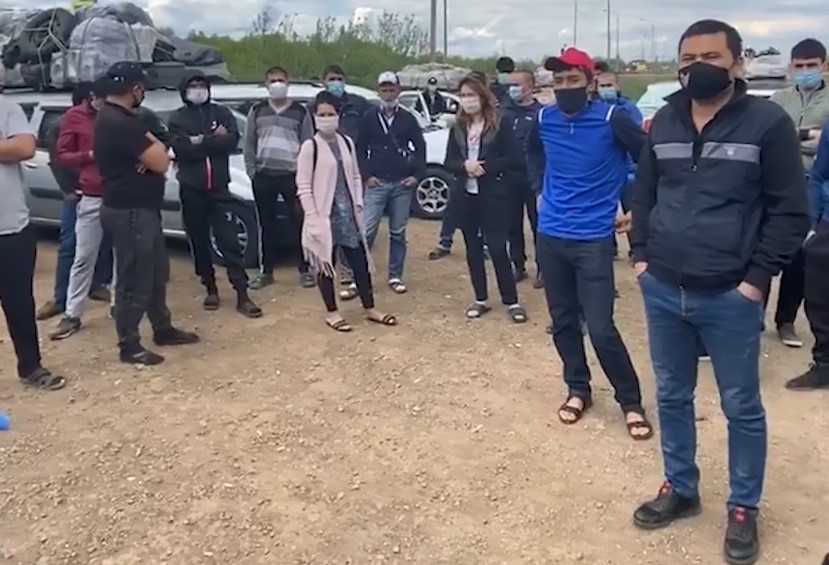 Около 300 узбекистанцев все еще ждут отправки домой на казахско-российской границе