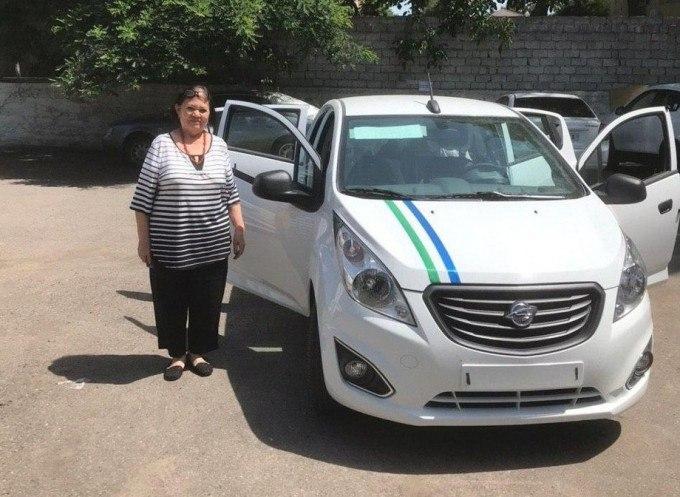 Андижанский хокимият подарил женщине-ученой автомобиль Spark за предложение сажать сою между хлопком