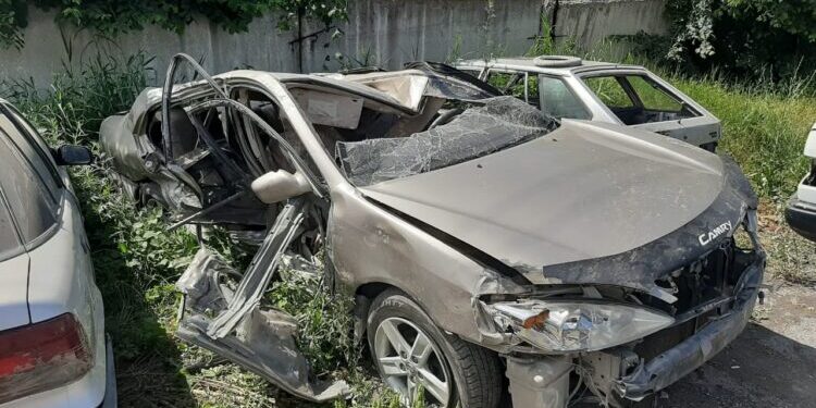 В Алматы пьяная узбекистанка угнала автомобиль у сестры и перевернулась по пути в Бишкек