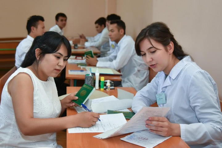 Абитуриентам упростили подачу документов в вузы