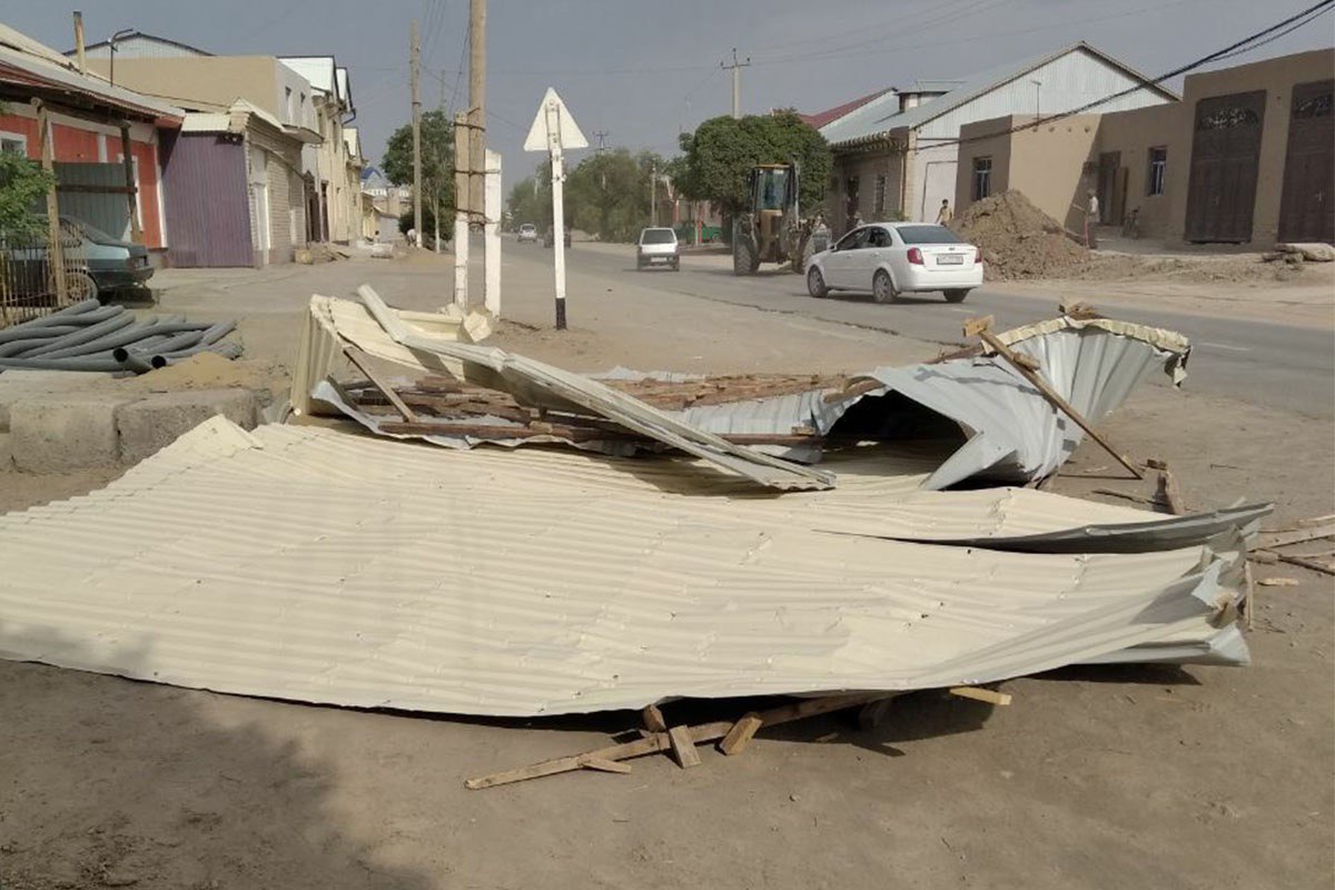 В Хорезме из-за сильного ветра слетели крыши и упали столбы