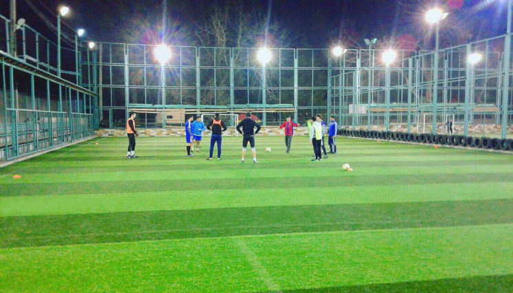 Стало известно, можно ли заниматься спортом на футбольных полях в «желтых» зонах 