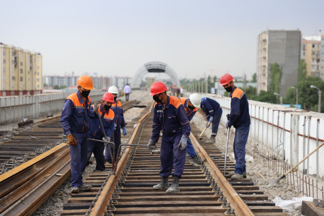 На Сергелийской ветке наземного метро проложили рельсы