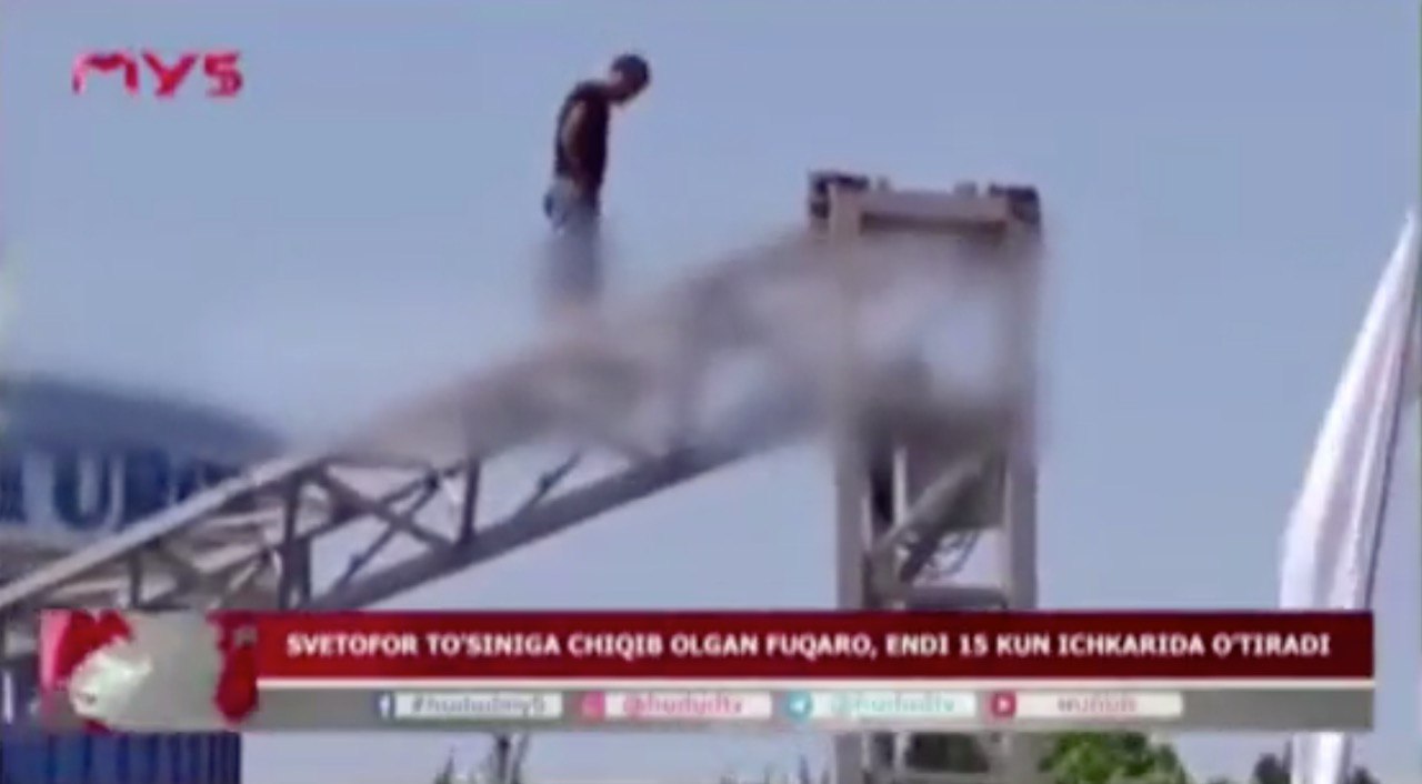 Пытавшийся спрыгнуть со светофора мужчина в Андижане объяснился за свое поведение
