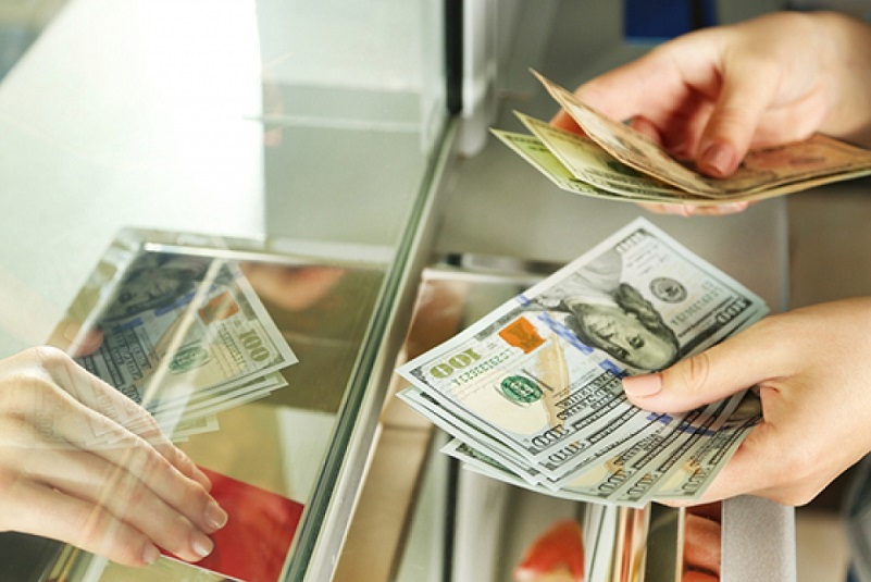 Узбекистанцы начали продавать валюту банкам, после массовой скупки