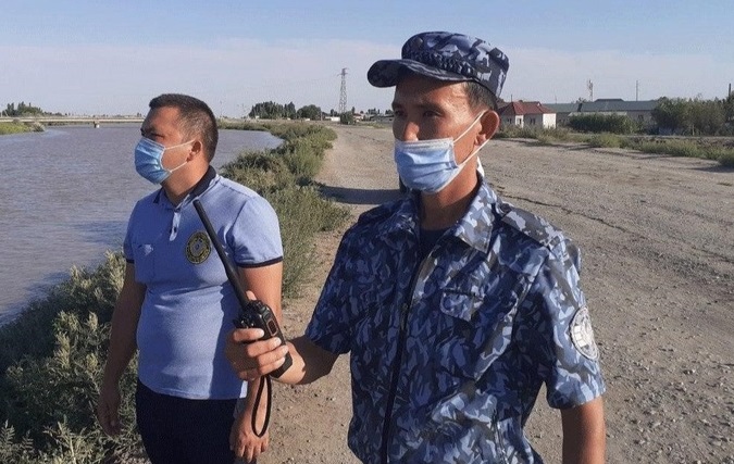 В Нукусе пьяный мужчина начал тонуть и был спасен сотрудником ОВД