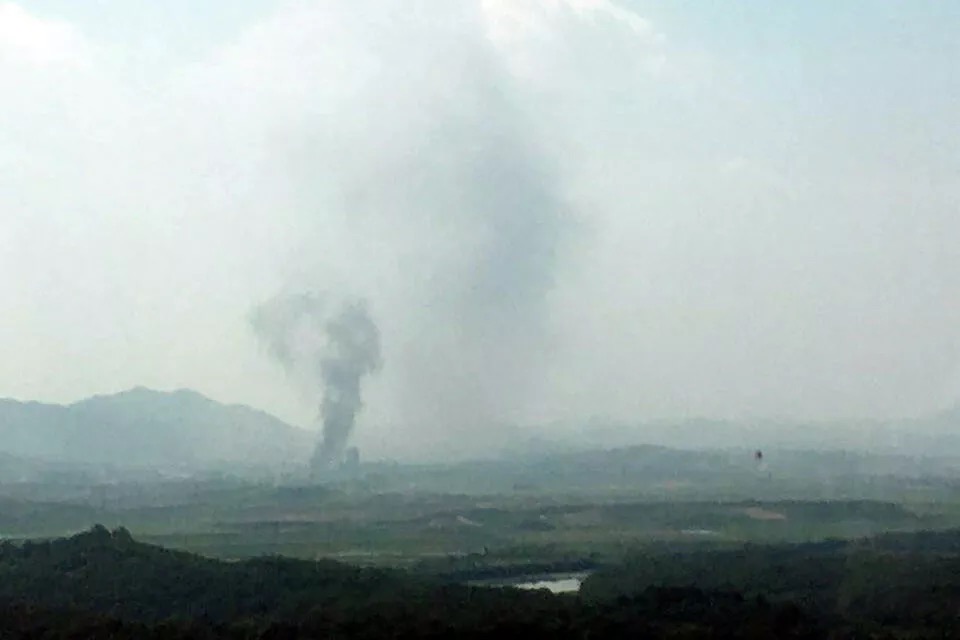 КНДР взорвала межкорейский офис связи