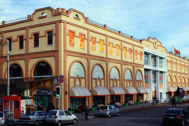 На рынке Чорсу и в ТРЦ «Пойтахт» выявили коронавирус