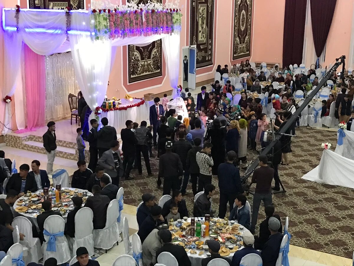 В Сурхандарьинской области сотни человек провели свадьбу и были закрыты на карантин