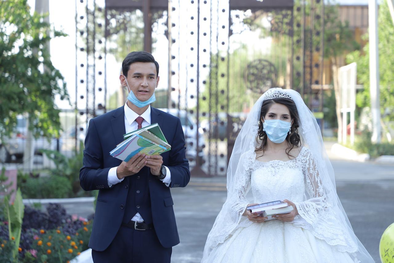 В Кашкадарье сотрудник БПИ подарил книги Дому милосердия от оставшихся со свадьбы денег