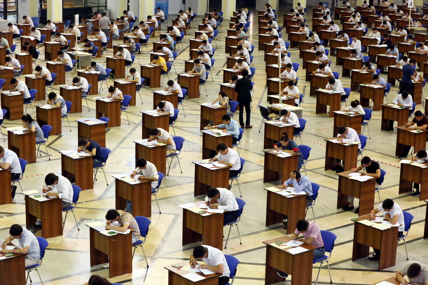 Зампремьера рассказал о последствиях использования телефонов абитуриентами