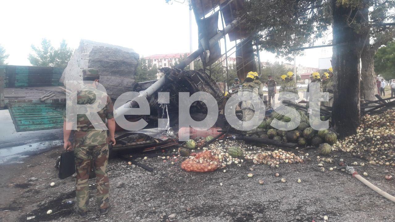 В Ташкенте грузовой автомобиль въехал в рекламный столб и загорелся