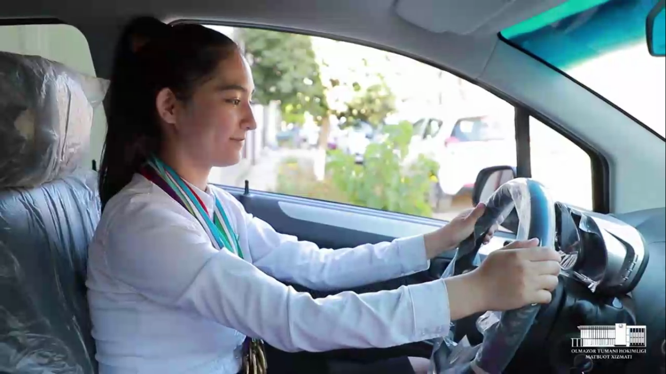 Артыкходжаев подарил выпускнице школы Spark