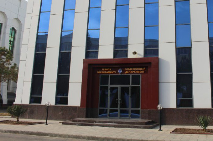 В Фергане парень сломал челюсть девушке за ношение коротких шорт