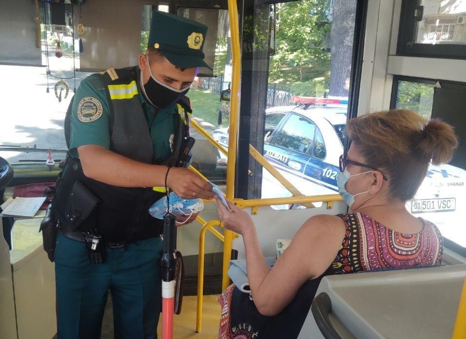 Сотрудники УБДД бесплатно раздали маски жителям Ташкента