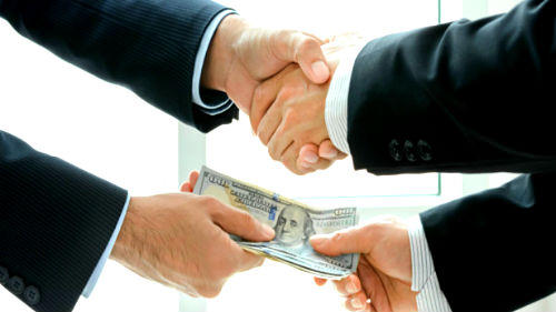 В Каракалпакстане и Бухаре два замдекана попались на взятке при поступлении в вуз 