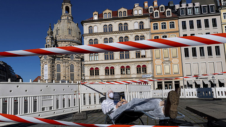 Страны начинают возвращать карантинный режим