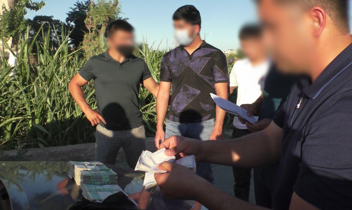 В Хорезме мужчина пошантажировал девушку интимными фото и захотел миллионы