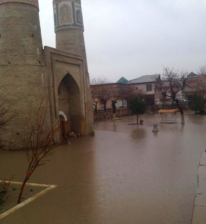В Бухаре медресе затопило из-за сильного дождя