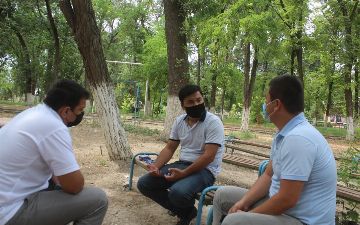 Критиковавшего ДПС блогера обыскали и обвинили в переломе пальца водителя 