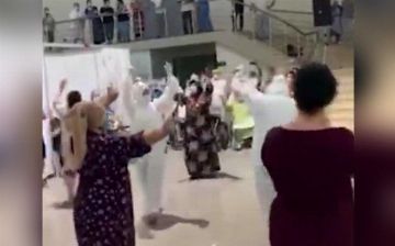 Волонтер в «Узэкспоцентре» организовал «праздник» для пациентов и попытался поднять им настроение