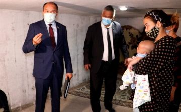 Сенаторы встретились с семьей, поселившейся в подвале многоквартирного дома