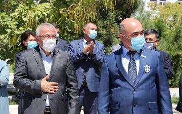 Хоким Кашкадарьинской области передал начальнику управления здравоохранения автомобиль Tracker