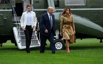 Мелания снова оттолкнула руку Дональда Трампа и Рианне это понравилось