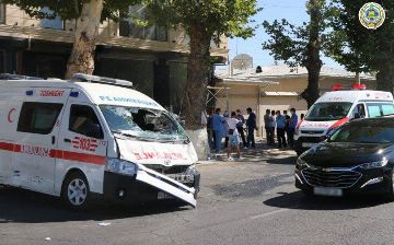 В Ташкенте в ДТП перевернулась машина скорой помощи