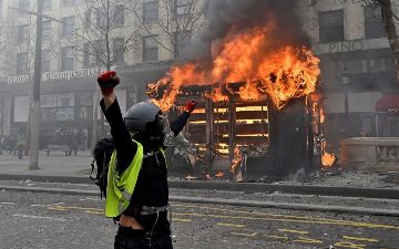 Полиция Парижа применила слезоточивый газ против бунтующих болельщиков