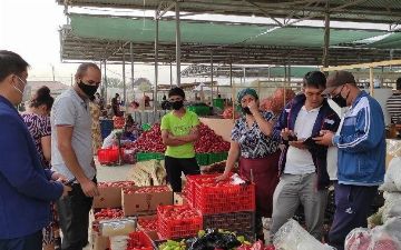В Бухаре на рынке «Сохибкор» предприниматели нарушили правила карантина