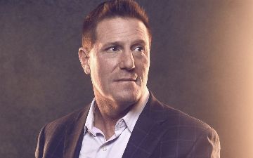 Глава TikTok ушел в отставку на фоне запретов сервиса в США