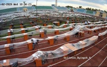 В Гулистане абитуриенты сдавали вступительные тесты под целлофаном из-за дождя