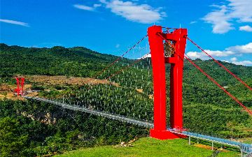 Cамый длинный в мире стеклянный мост открылся в Китае