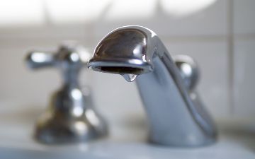 В двух районах столицы временно отключат воду