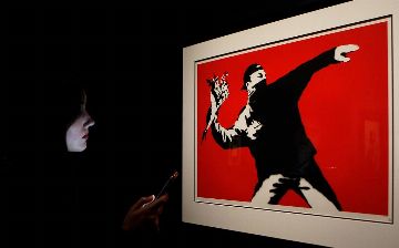 Бэнкси лишился прав на свою работу «Метатель цветов», отказавшись раскрыть личность