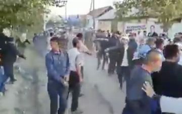 В Киргизии встреча депутата с избирателями закончилась массовой дракой