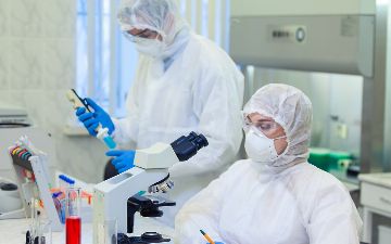 Великобритания планирует испытать вакцину от Covid-19, заразив коронавирусом добровольцев 