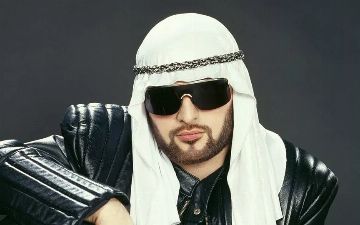 «Наконец-то ты без очков»: В сети обсуждают фото постаревшего исполнителя песни «Чудная долина» Mr.Credo