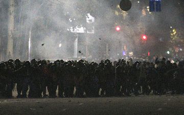 Сооронбай Жээнбеков на фоне протестов приказал ввести войска в Бишкек