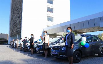 В Навоийской области всем советницам хокимов выдали автомобили