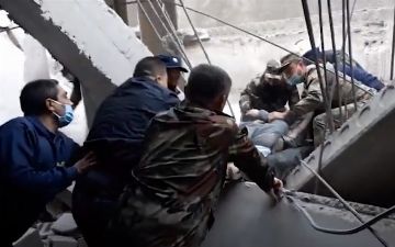 В Навоийской области на стройплощадке рабочему на ногу обрушилась бетонная плита