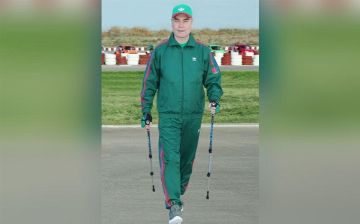 Бердымухаммедов позанимался скандинавской ходьбой и поездил на новом BMW