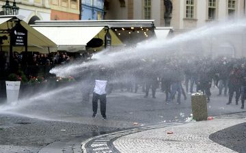 В Праге устроили митинг против повторного карантина