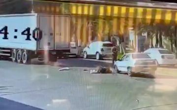 В Сергелийском районе произошло жуткое ДТП, где грузовик «размазал» тело по асфальту