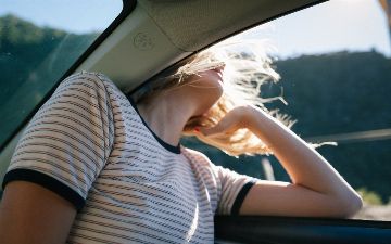 Эксперт рассказал, чем опасна езда на автомобиле с открытыми окнами