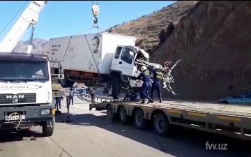 На перевале Камчик водитель грузовика выехал на встречку и перевернулся на бок