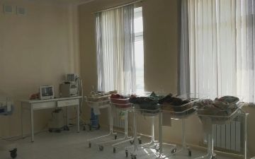 Женщина из Каракалпакстана пожаловалась на роддом в сотнях километрах от поселка и попросила о помощи