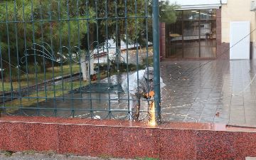 Новый прокурор Самаркандской области решил стать ближе к народу и снял ограждения вокруг прокуратуры 